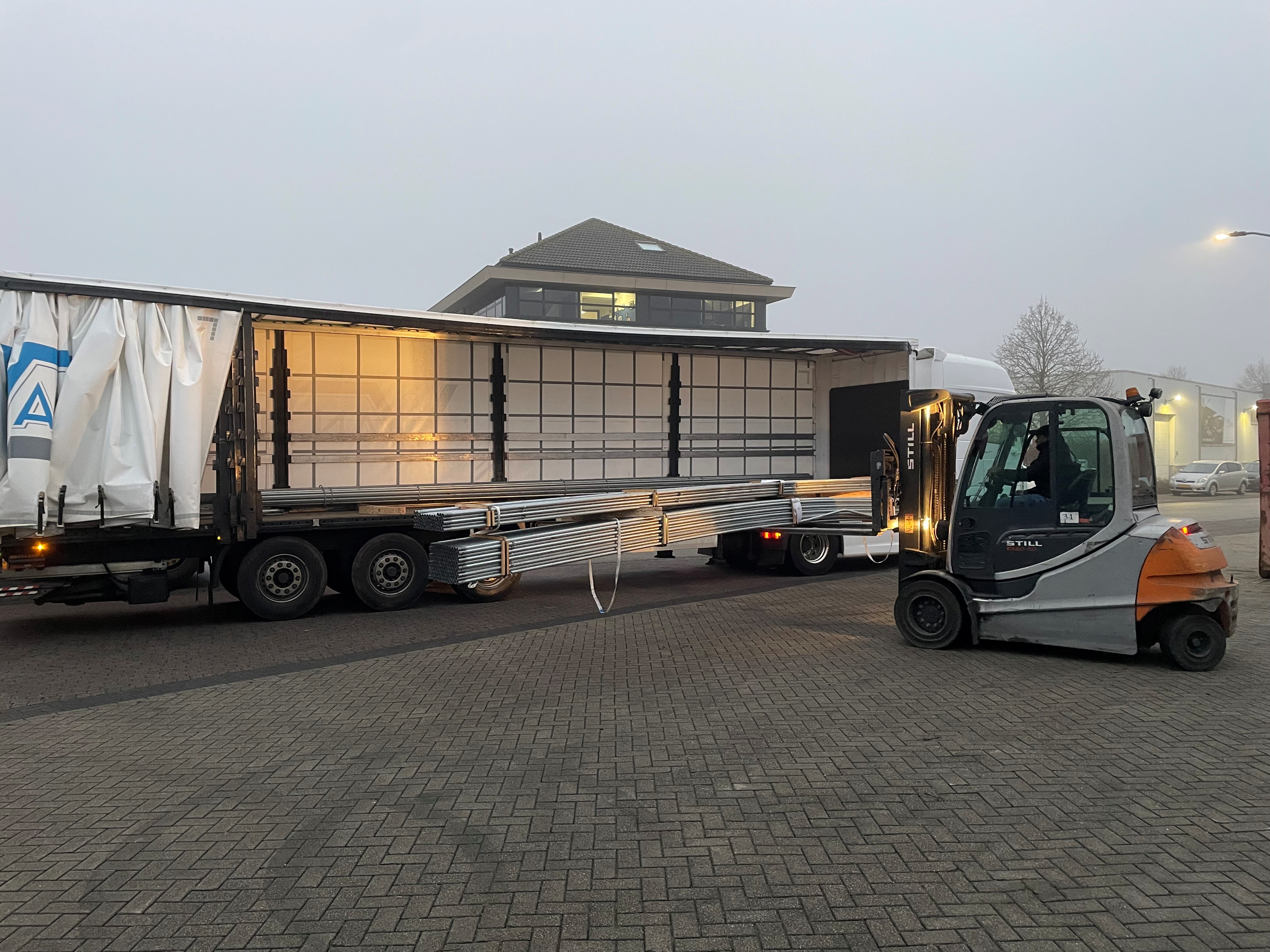 Tautliner transport – ook wel schuifzeiltransport genoemd – biedt de perfecte oplossing voor ladingen die niet via de achterkant geladen kunnen worden. Bij Van Nunen Transport zetten we moderne tautliner trailers in met schuifzeilen aan de zijkanten én een open dak. Hierdoor kunnen we goederen snel en efficiënt van boven of vanaf de zijkant laden, zelfs bij beperkte ruimte op locatie. Onze tautliners zijn uitgerust met: Schuifzeilen aan beide zijden Open dak voor bovenbelading Laadklep voor eenvoudig lossen Dit maakt het vervoer van lange, volumineuze of lastig te hanteren producten een stuk eenvoudiger.