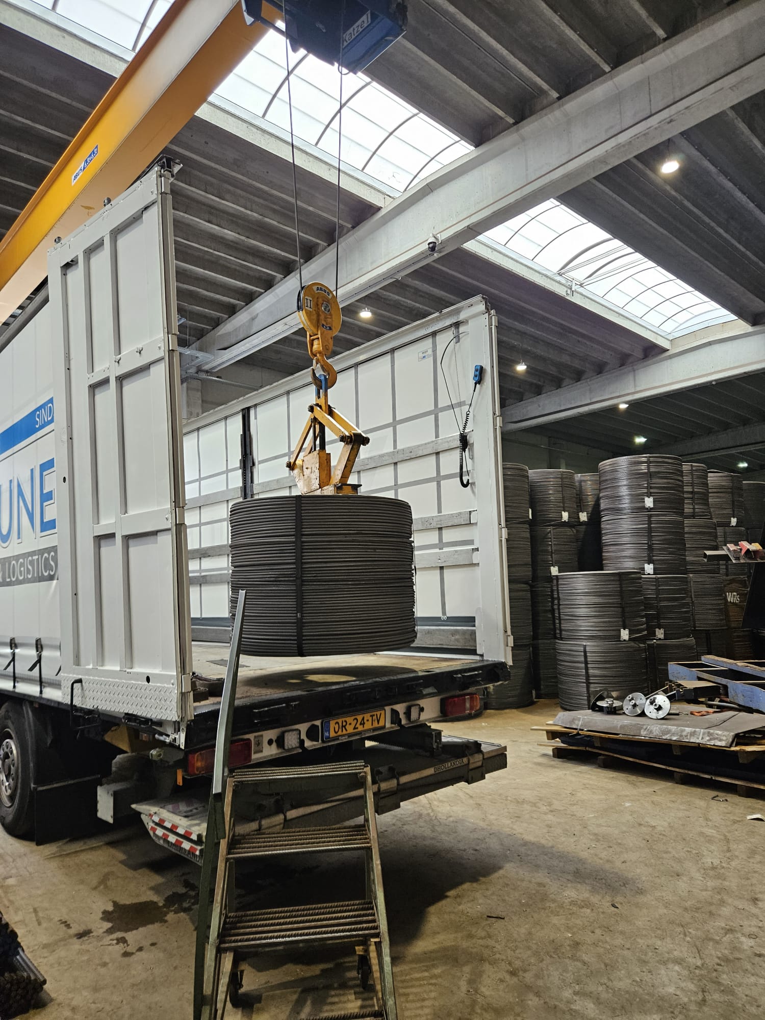 tautliner transport schuifzeil transport open trailer vervoer laden vanaf zijkant trailer flexibel transport grote goederen