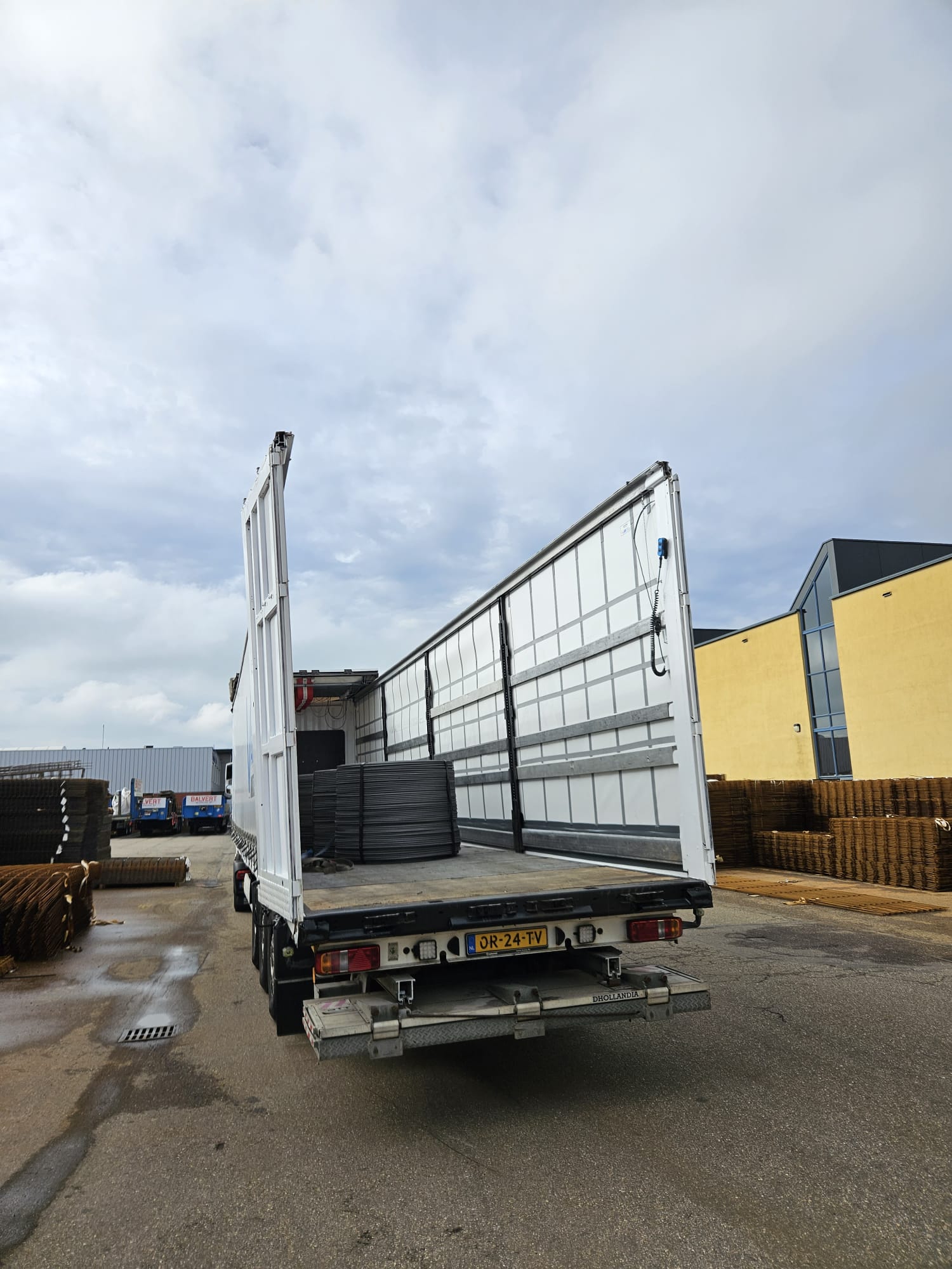Wat vervoeren wij met schuifzeiltrailers? Onze tautliner trailers worden dagelijks ingezet voor onder andere: Houten panelen en bouwmaterialen Lange buizen of staalprofielen Grote machines of apparatuur Palletladingen met afwijkende maten Heeft u een lading die niet in een standaard trailer past? Grote kans dat we dit wél veilig en snel kunnen vervoeren met onze schuifzeiltrailers.